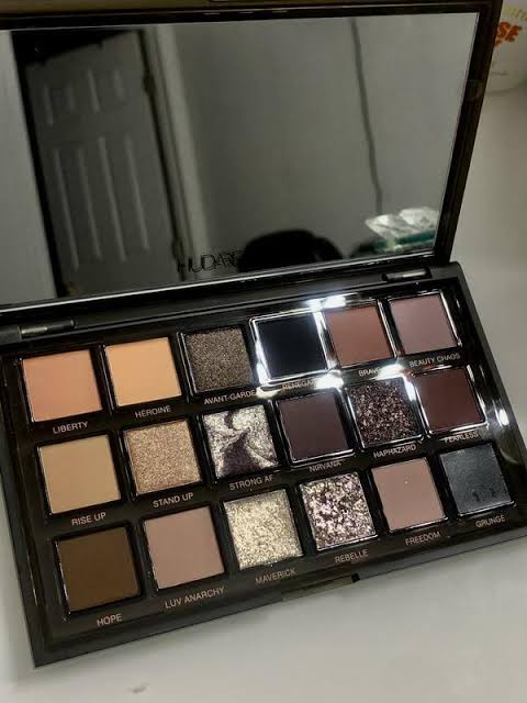 Huda beauty pretty grunge palette